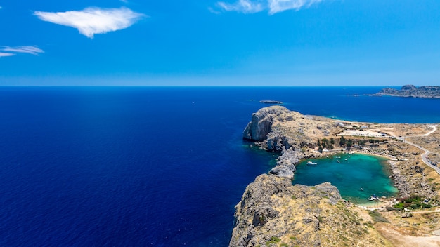 Bucht von St. Paul. Blick von der Akropolis der Stadt Lindos. Rhodos, Griechenland