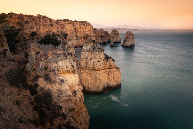 Buchten und Klippen in Ponta da Piedade, dem berühmtesten Ort der Algarve in Portugal