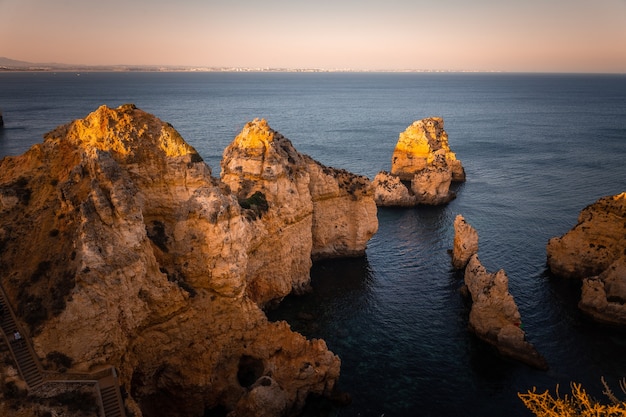 Buchten und Klippen in Ponta da Piedade, dem berühmtesten Ort der Algarve in Portugal