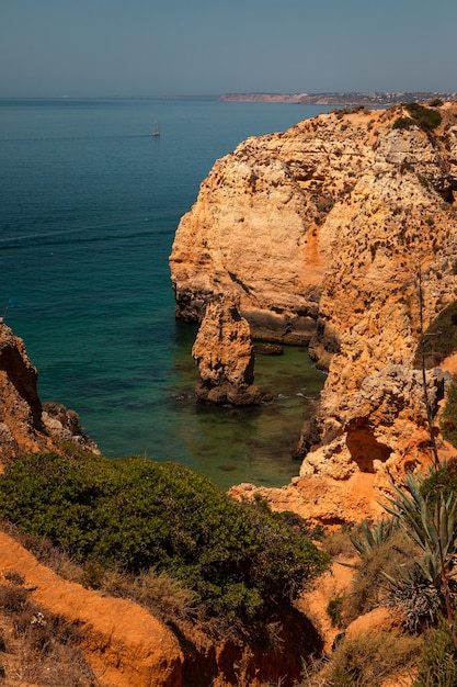 Buchten und Klippen in Ponta da Piedade, dem berühmtesten Ort der Algarve in Portugal