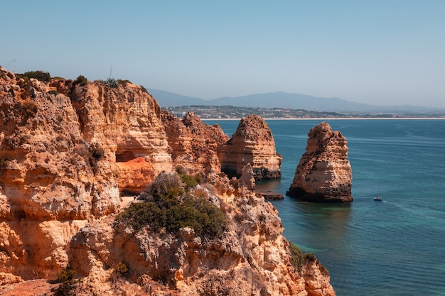 Buchten und Klippen in Ponta da Piedade, dem berühmtesten Ort der Algarve in Portugal