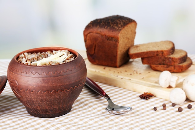 Buchweizen im Topf mit Brot Nahaufnahme