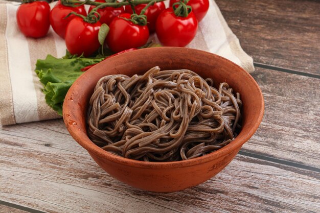 Buchweizen-Soba der asiatischen Küche in der Schüssel