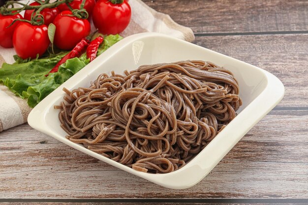 Buchweizen-Soba der asiatischen Küche in der Schüssel