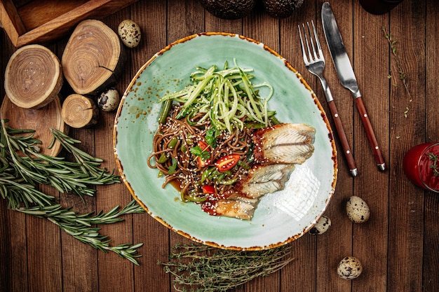 Buchweizen-Soba-Nudeln mit Unagi-Aal-Wok