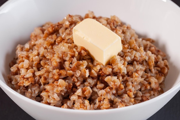 Buchweizenbrei mit Butter in weißer Platte Diätkost