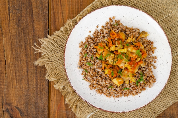 Buchweizenbrei mit Fleisch und Gemüse