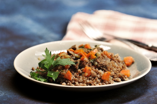 Buchweizenbrei mit gedünstetem Fleisch und Karotten