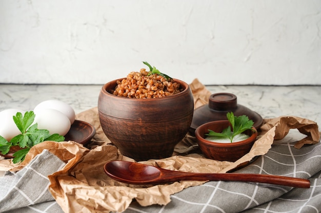 Buchweizenbrei mit Petersilie im Topffrühstück gesundes Essen hautnah