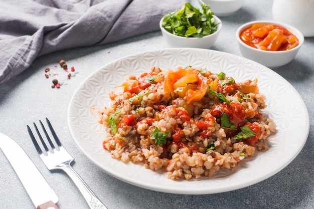 Buchweizenbrei mit Tomatenkonserven und Pfeffer.