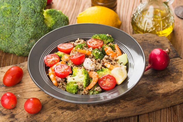 Buchweizensalat mit Brokkoli-Hähnchenbrustgarnelen, Dreifarbiger Quinoasalat. Superfood und gesundes Essenkonzept.