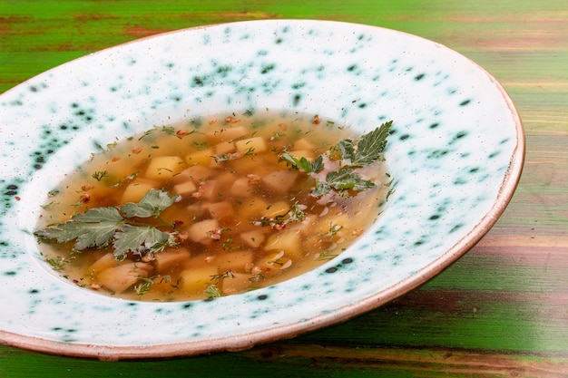 Buchweizensuppe mit Steinpilzen auf farbigem Holzhintergrund Vegetarisches Gericht