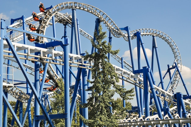 Bucle de montaña rusa en el parque de atracciones