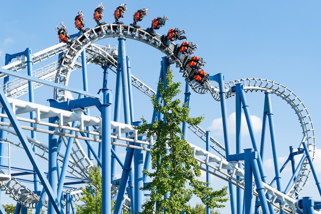 Bucle de montaña rusa en el parque de atracciones