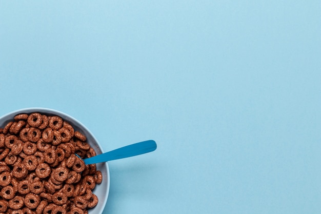 Foto bucles de cereales de chocolate con fondo de espacio de copia