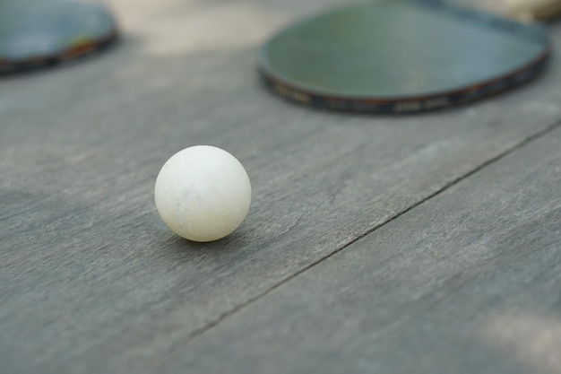 Bucles de tenis de mesa y raqueta en mesa de madera