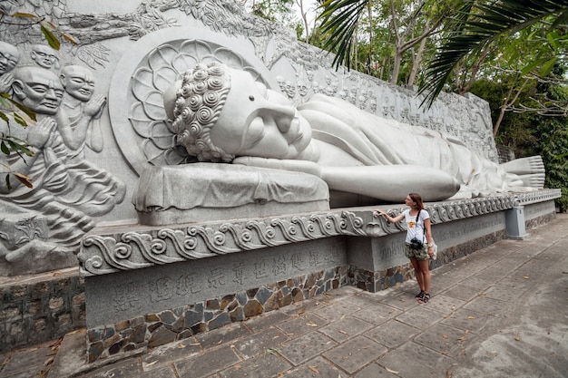 Buda adormecido no pagode de Long Son em Nha Trang, Vietnã