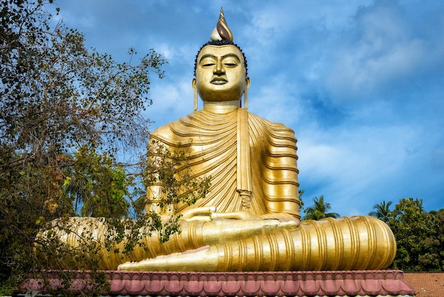 Buda en el antiguo templo Wewurukannala Vihara en la ciudad de Dickwella Sri Lanka