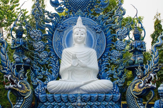 Buda blanco en el templo azul Wat Rong Suea Ten Hermoso templo en la provincia de Chiang Rai