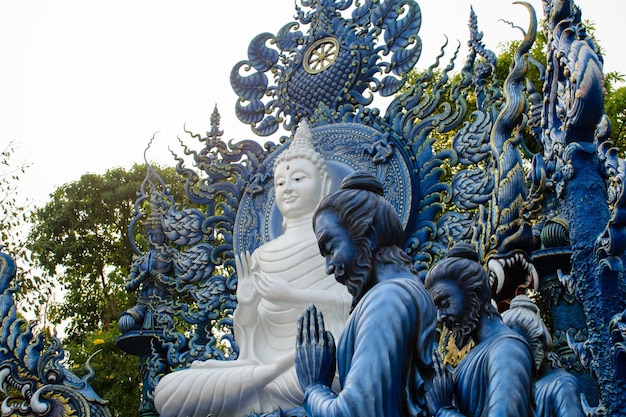 Buda blanco en el templo azul Wat Rong Suea Ten Hermoso templo en la provincia de Chiang Rai