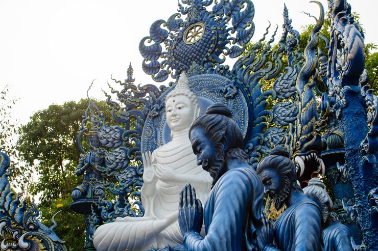 Buda blanco en el templo azul Wat Rong Suea Ten Hermoso templo en la provincia de Chiang Rai