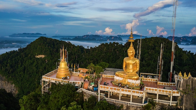 Buda en la cima de la montaña de Wat Tham Seua (Tiger Cae), Krabi, Tailandia