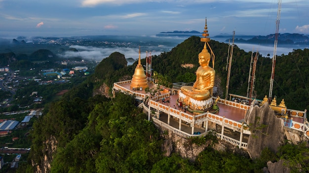 Buda en la cima de la montaña de Wat Tham Seua (Tiger Cae), Krabi, Tailandia