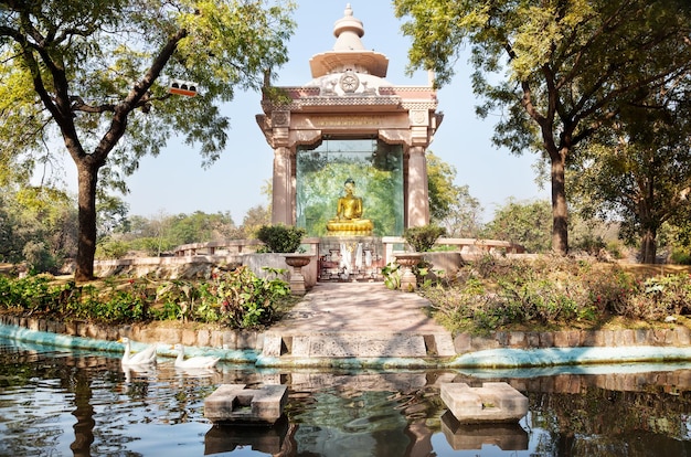 Buda de ouro no parque