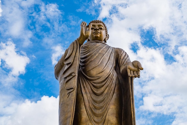 Buda dorado gigante de pie escénico en un lugar budista en el templo thipsukontharamhuai krachaokanchanaburitailandia