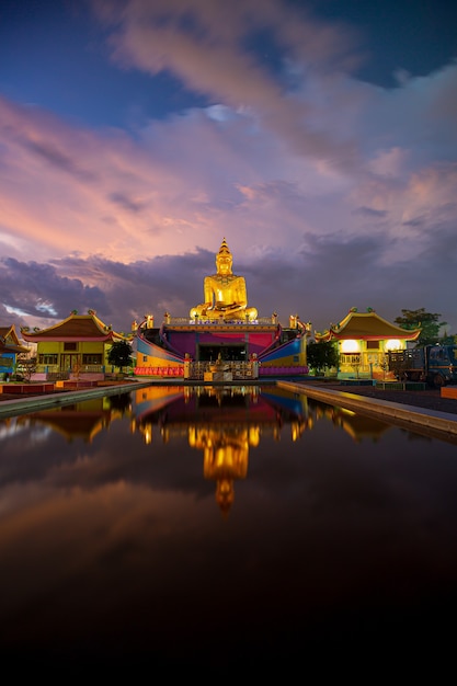 buda dorado y hermoso cielo