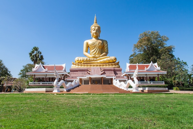 Buda dourada. Grande estátua de Buda no templo público.