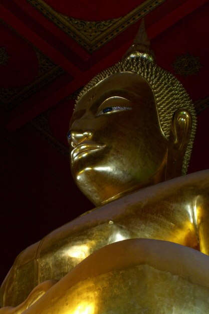 Foto buda dourado dentro de vihara phra mongkhon bophit em ayuthaya, tailândia