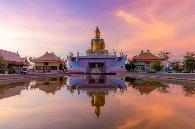 Buda dourado e lindo céu o buda com lindo fundo do céu por do sol buda dourado e g