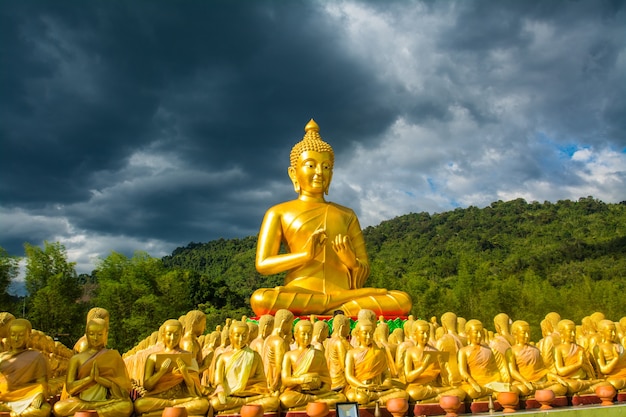 Buda dourado no parque Buddha Memorial, Nakorn nayok, Tailândia.