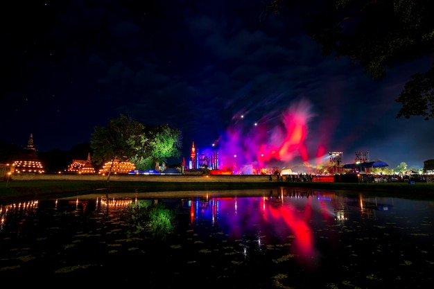 Buda de fuegos artificiales en el Parque Histórico de Sukhothai durante el Festival de la Luz y las Velas de Loy Krathong