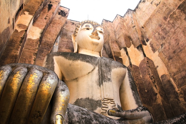 Buda grande em Wat Si Chum no parque histórico de Sukhothai, Tailândia