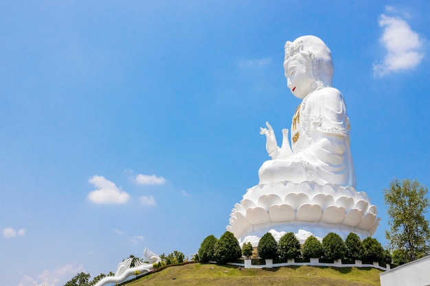 Buda Kuan Yin en el cielo