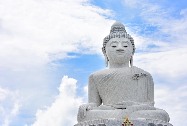 Buda de mármol blanco grande aislado sobre fondo de cielo azul y nublado, Phuket Tailandia