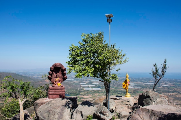 Buda meditar e cobertura protetora cabeça por serpente mítico ou Nak Prok Buda abrigado por Naga capuz no penhasco de Khao Phraya Doen Thong montanha para o povo tailandês viajar respeito em Lopburi Tailândia