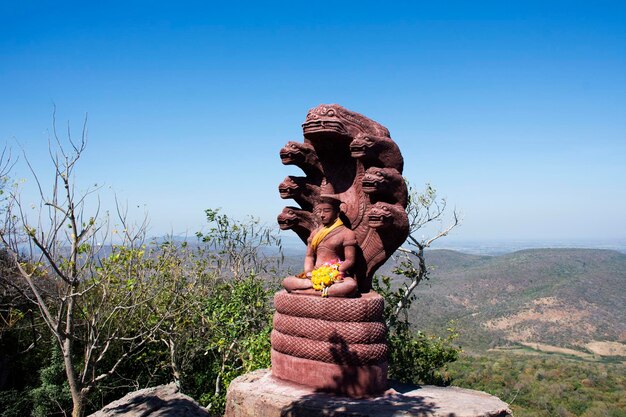 Buda meditar e cobertura protetora cabeça por serpente mítico ou nak prok buda abrigado por naga capuz no penhasco de khao phraya doen thong montanha para o povo tailandês viajar respeito em lopburi tailândia