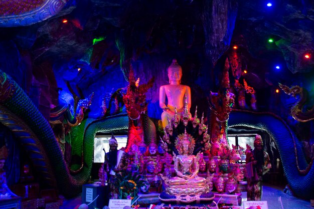 Buda y Naga guardián del templo de Wat Maisupradittharam para la gente tailandesa viaja visita la cueva del túnel y respeto rezando bendición culto santo en Nakhon Chai Si el 24 de mayo de 2024 en Nikhon Pathom Tailandia