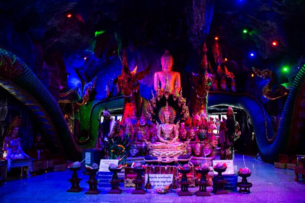Buda y Naga guardián del templo de Wat Maisupradittharam para la gente tailandesa viaja visita la cueva del túnel y respeto rezando bendición culto santo en Nakhon Chai Si el 24 de mayo de 2024 en Nikhon Pathom Tailandia