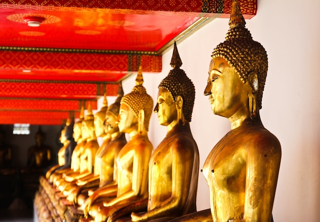 Buda no templo de wat pho, seqüencial bem em bangkok, tailândia.