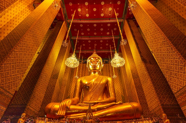 Buda no Templo Wat Kalayanamitr Varamahavihara Tailândia