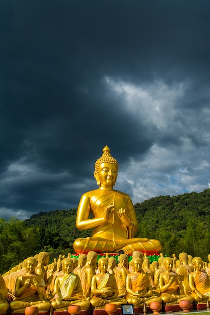 Buda de oro en el parque conmemorativo de Buda, Nakorn nayok, Tailandia.