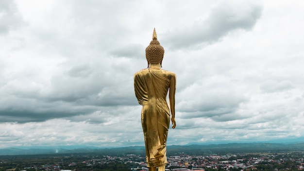 Buda de oro de pie en un templo de montaña