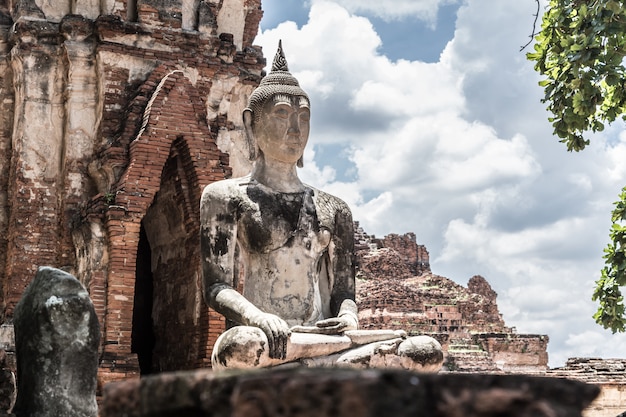 Buda, parque histórico de Ayutthaya en Tailandia