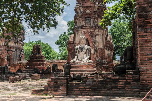 Buda, parque histórico de Ayutthaya na Tailândia