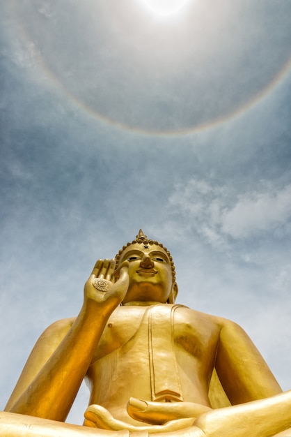 El Buda en la parte superior del anillo alrededor del sol