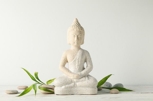 Buda y piedras en la mesa de madera. Concepto zen